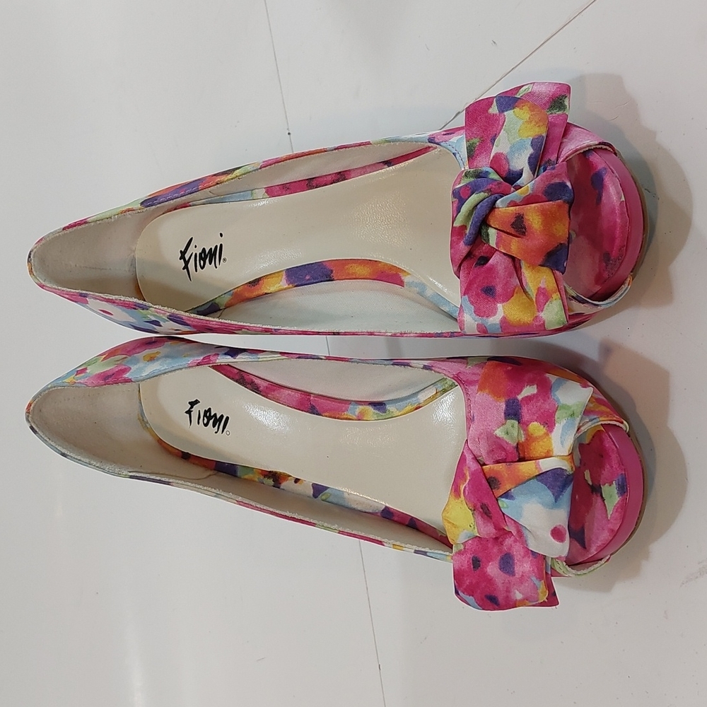 NWOT Fioni Women's Satin Pink Floral Print Open Toe Pumps With Bows sz8